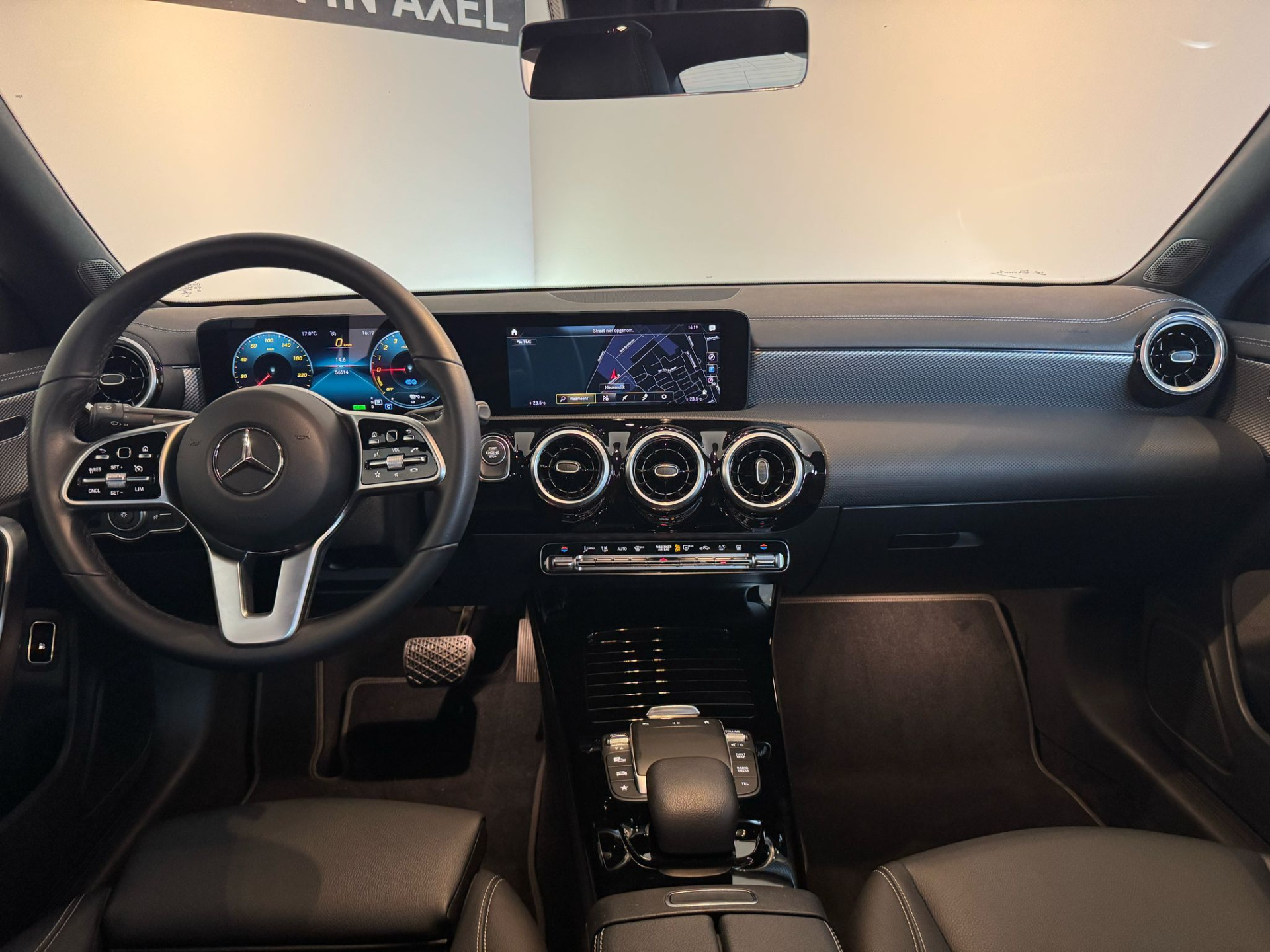 42874423-3.jpg