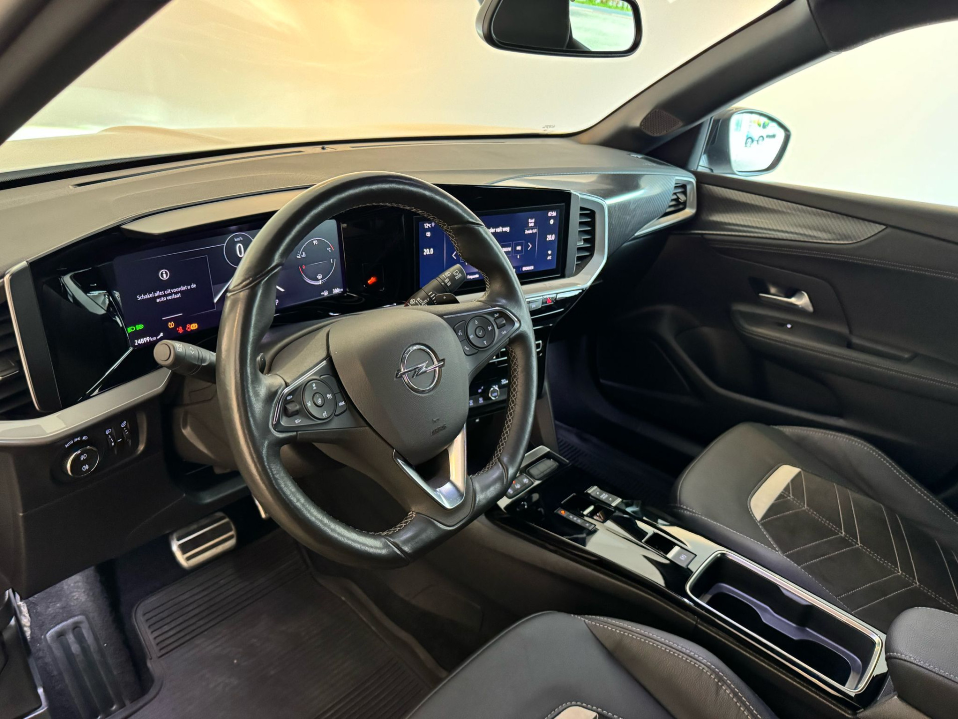 43809205-17.jpg