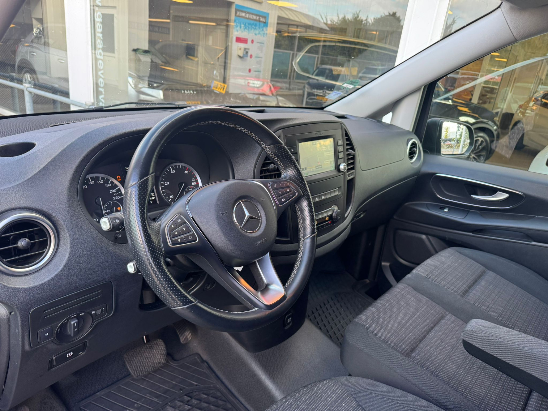 47972108-5.jpg