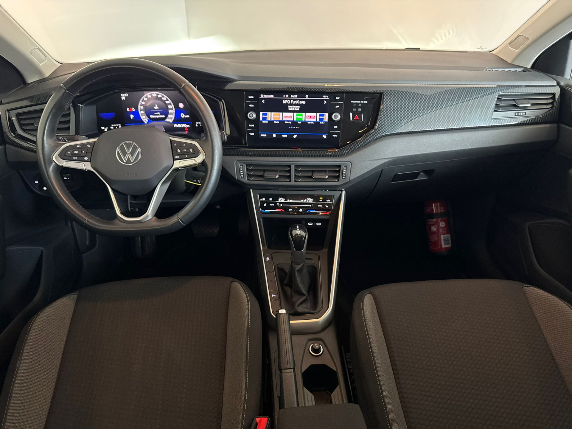 48296109-22.jpg